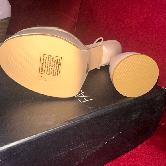 Brand NEW Nude Platform Heels- Size 8 - Fits like 7.5 - Picture 5 of 5